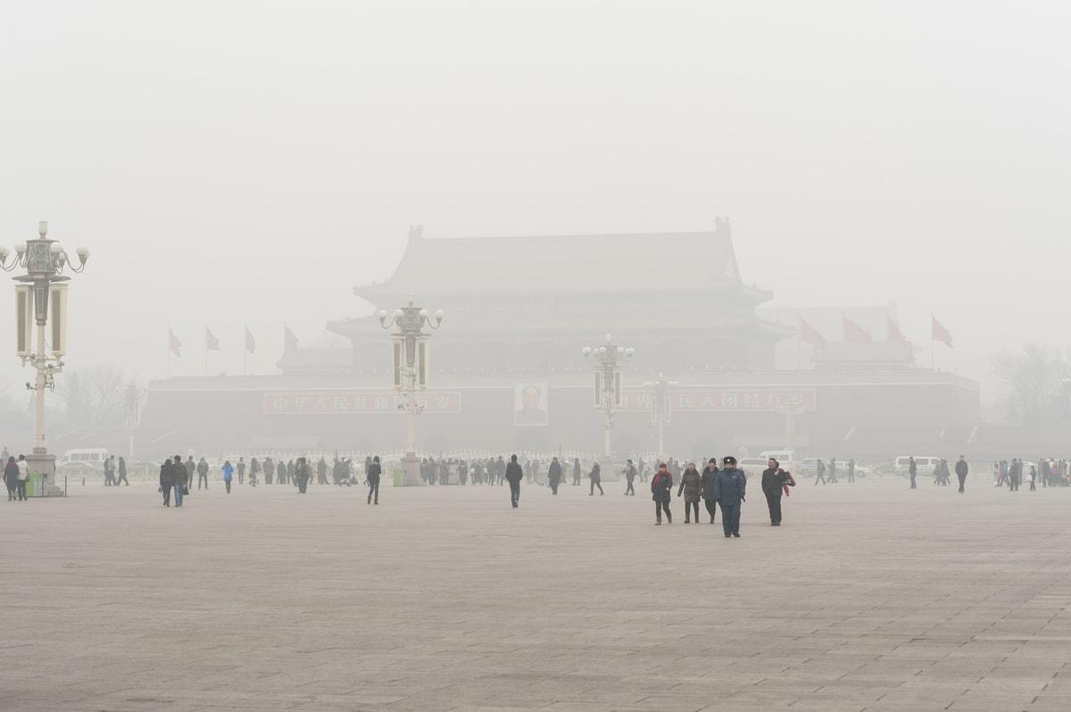 Place Tiananmen sous la pollution, Pékin, janvier 2014  - Espace mondial : l&rsquo;Atlas